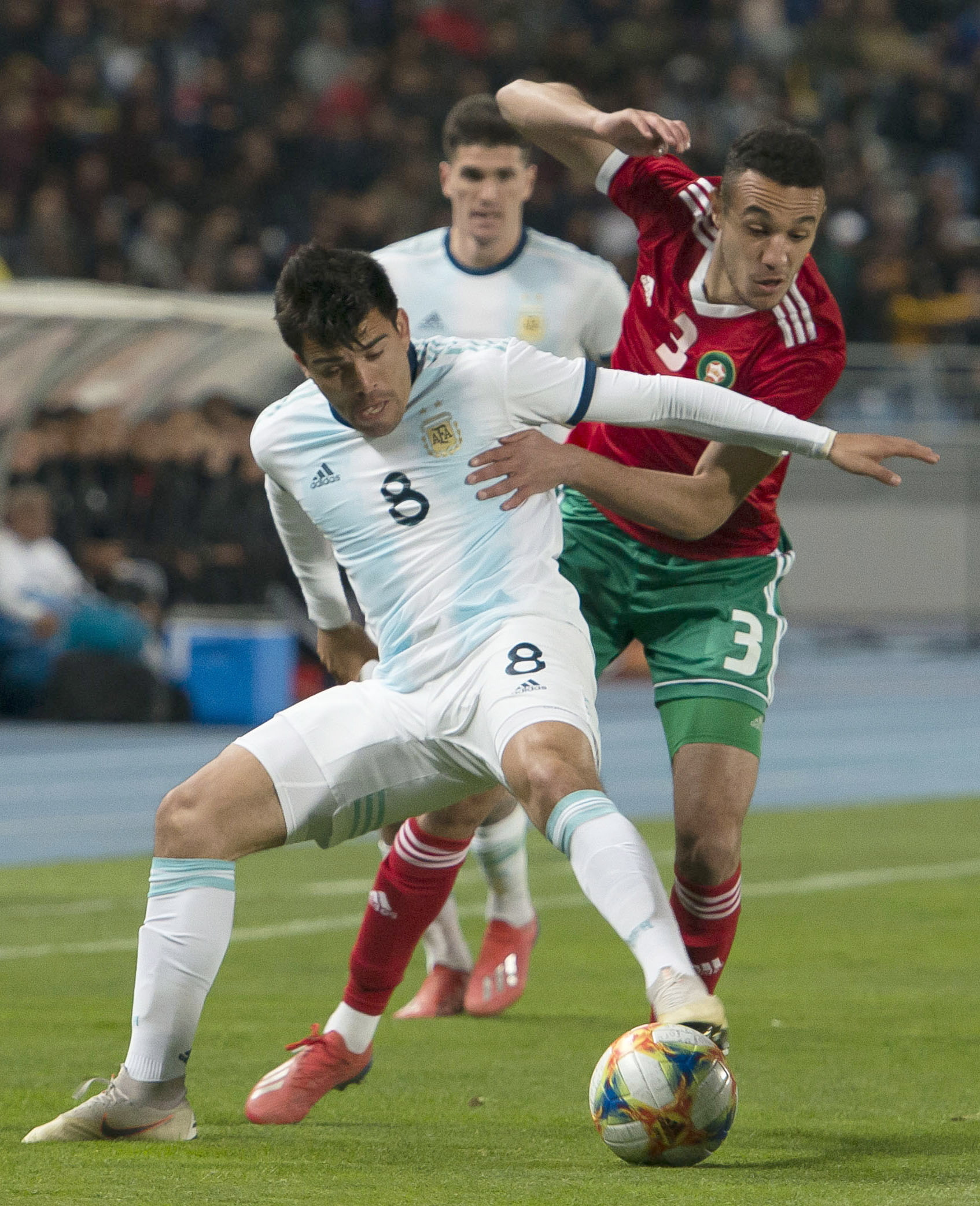 南美球队全力拼搏，赛场上展现拼劲的简单介绍