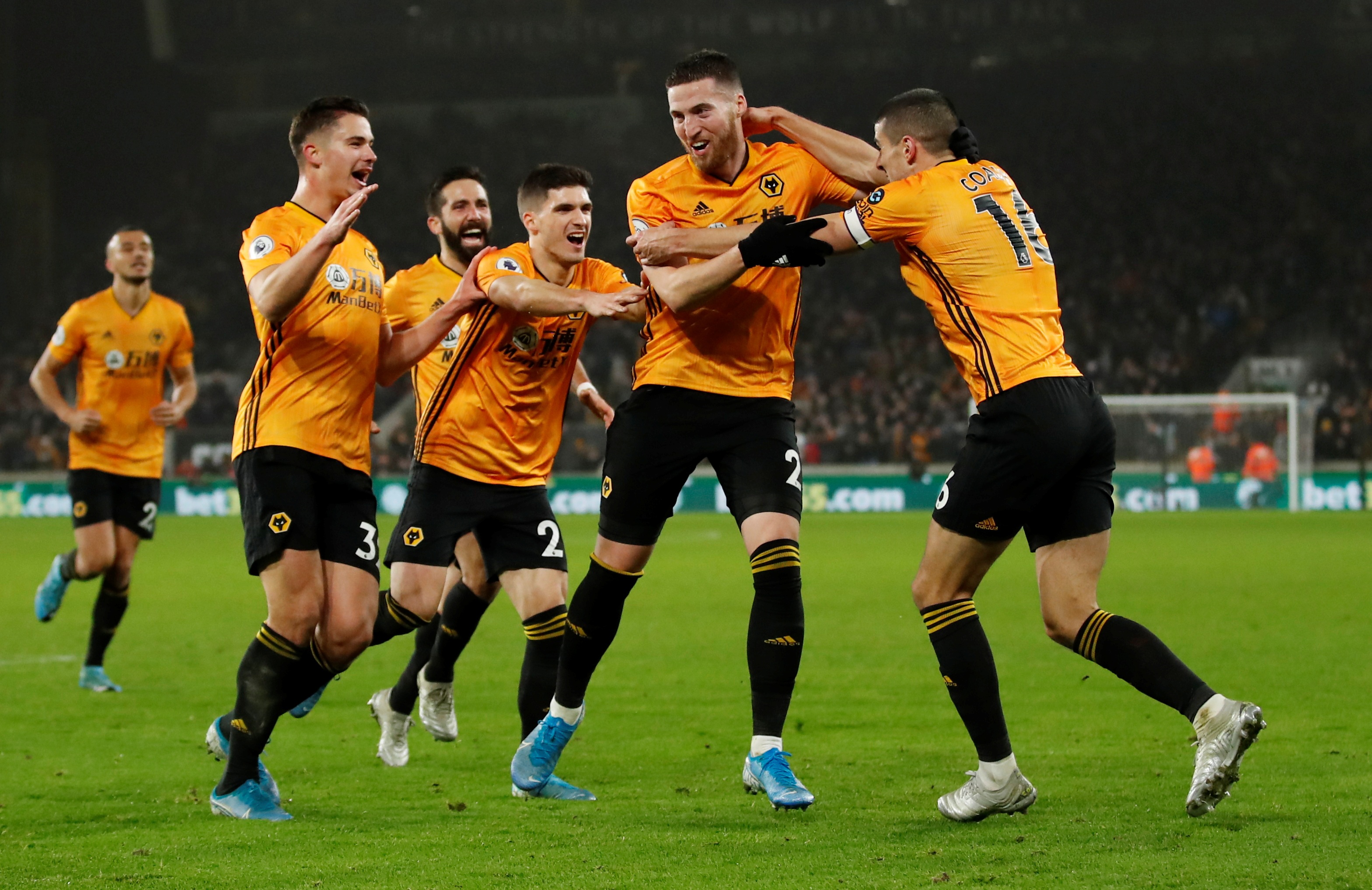 狼队客场击败西汉姆联，跻身前列