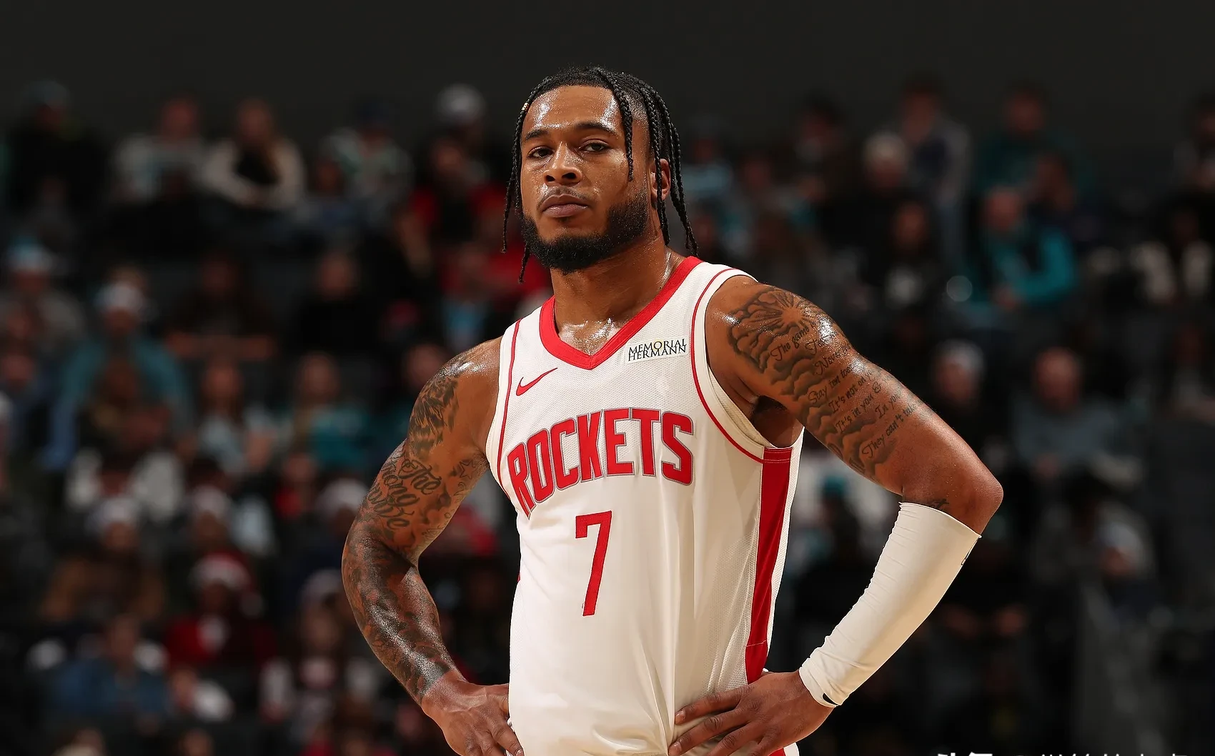 关于火箭队客场获胜，迈向季后赛的信息