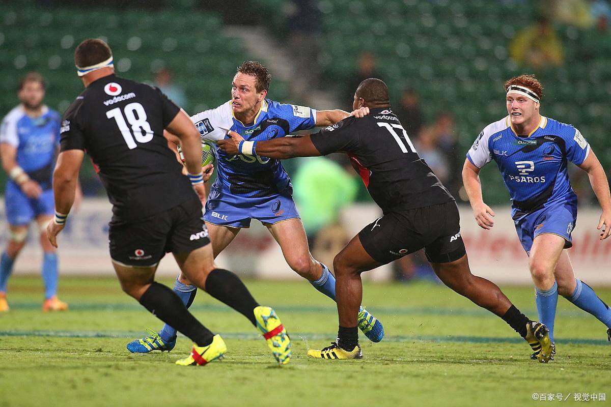 欧洲足球赛场上展现激烈对抗