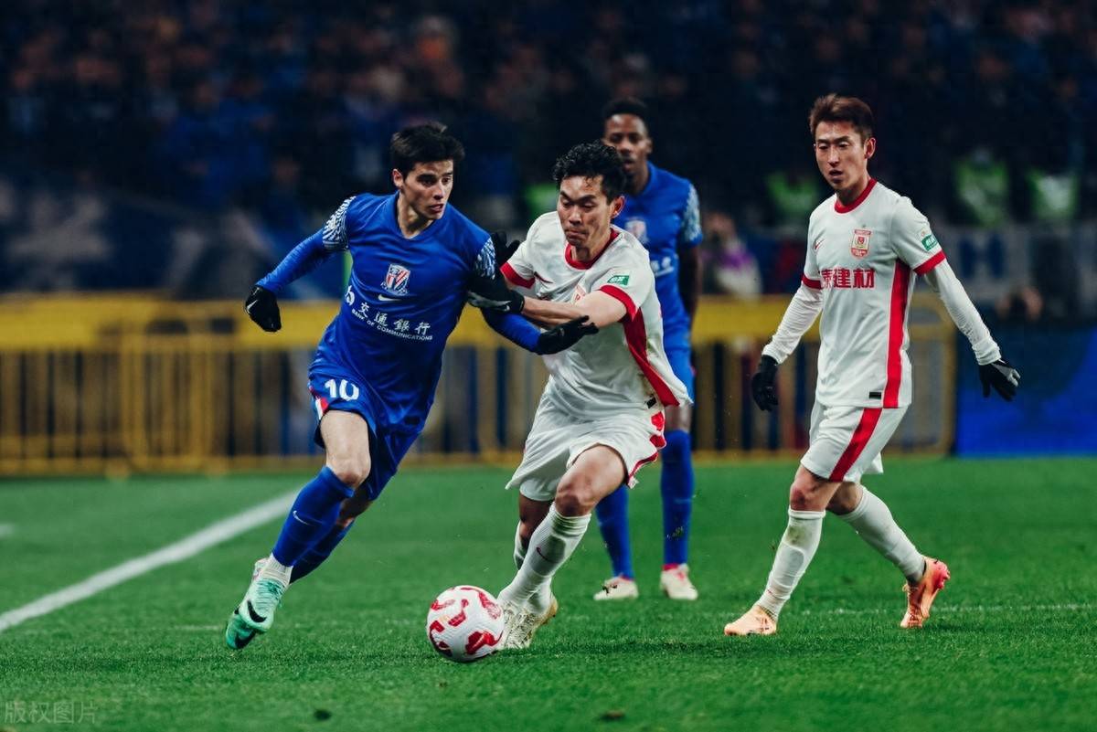 长春亚泰队员在比赛中打败对手，晋级下一轮
