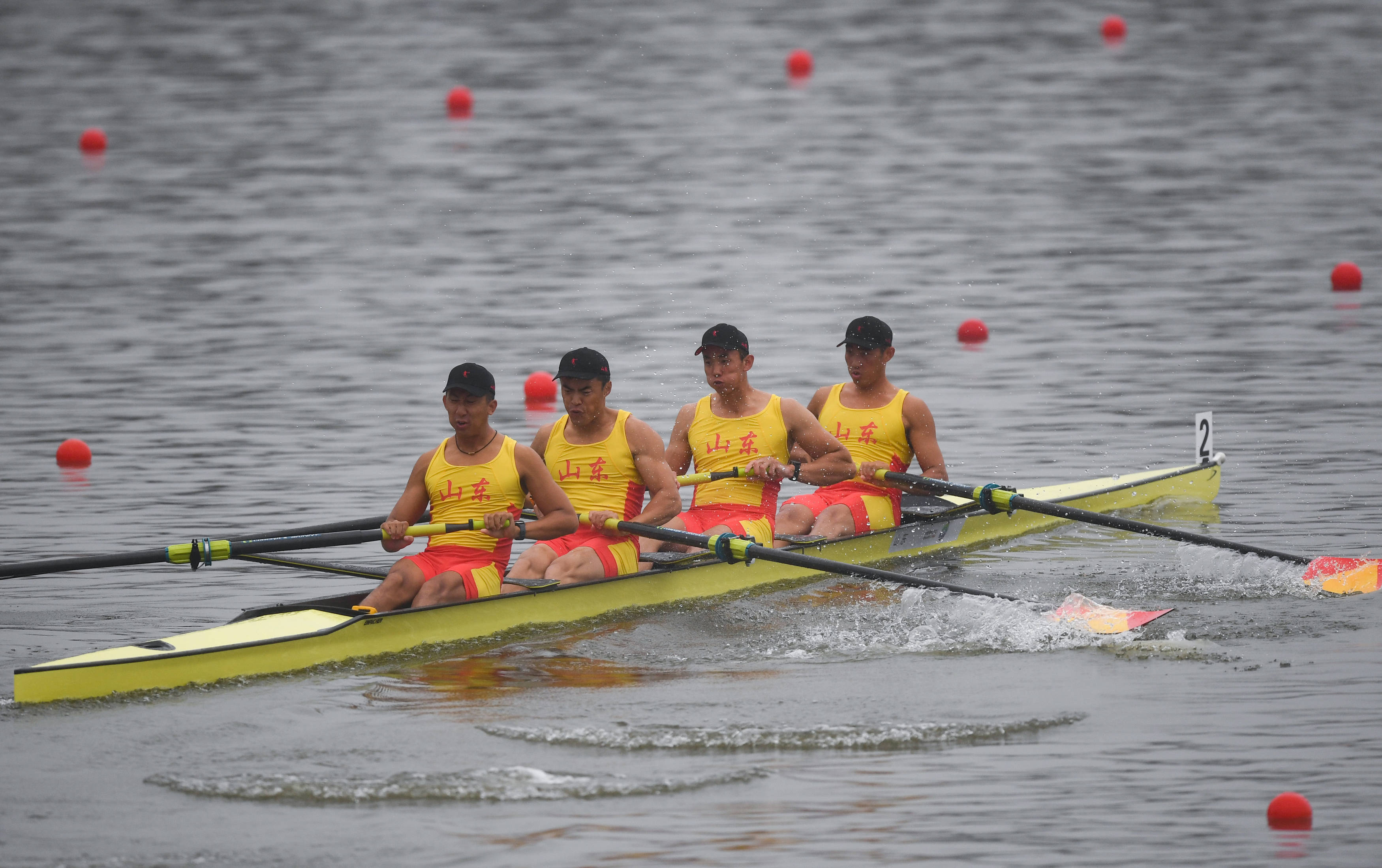 关于赛艇比赛波涛汹涌，选手拼尽全力的信息