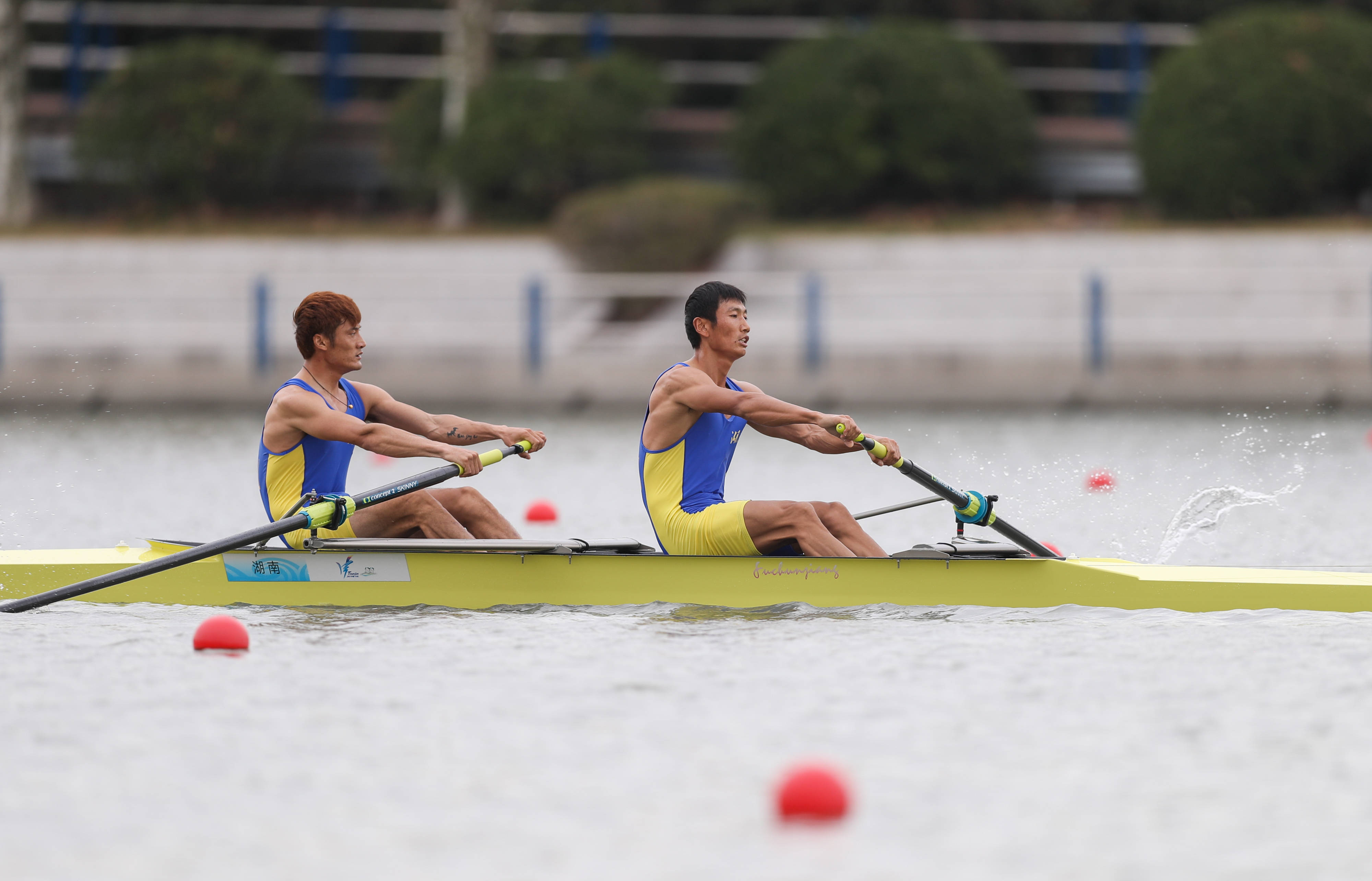 关于赛艇比赛波涛汹涌，选手拼尽全力的信息