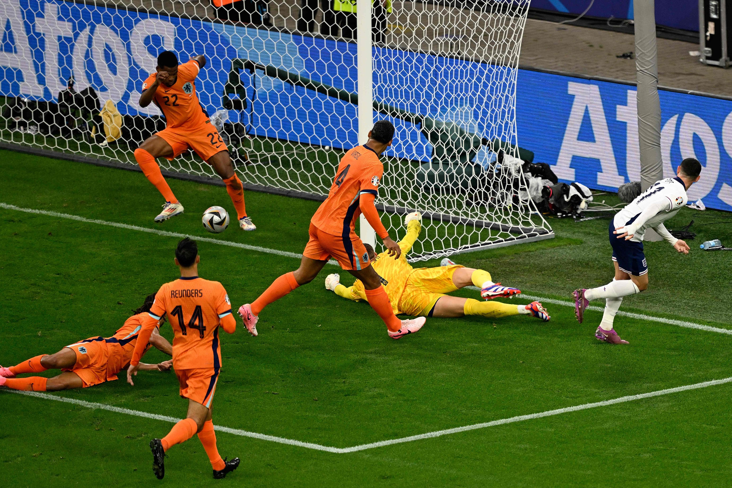 英格兰队在亚洲杯决赛中取得胜利