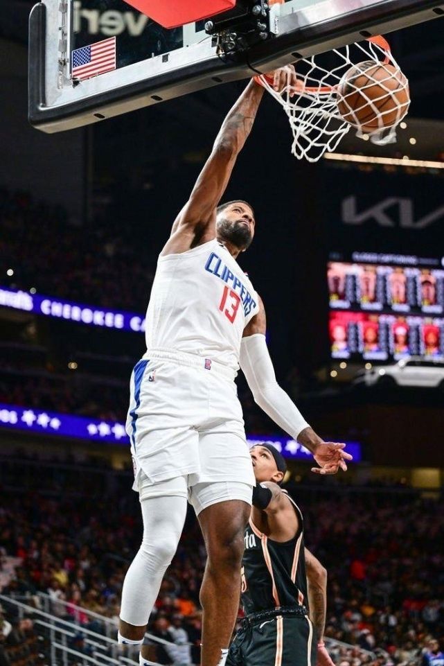 包含老鹰队控卫杨发挥锋芒展现领袖风范的词条