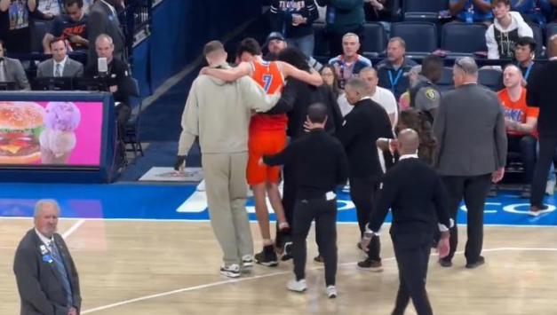 队员受伤下场，对球队阵容影响较大