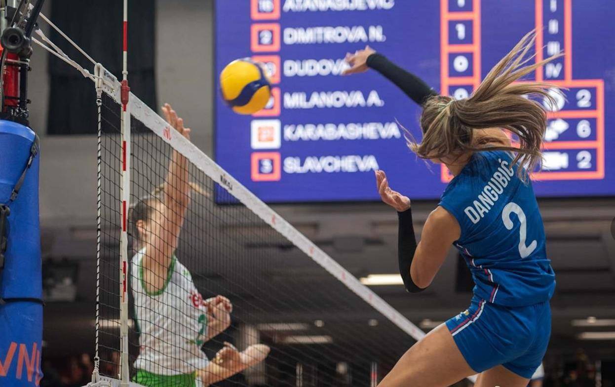 塞尔维亚女足队员在国际赛事中斩获胜利