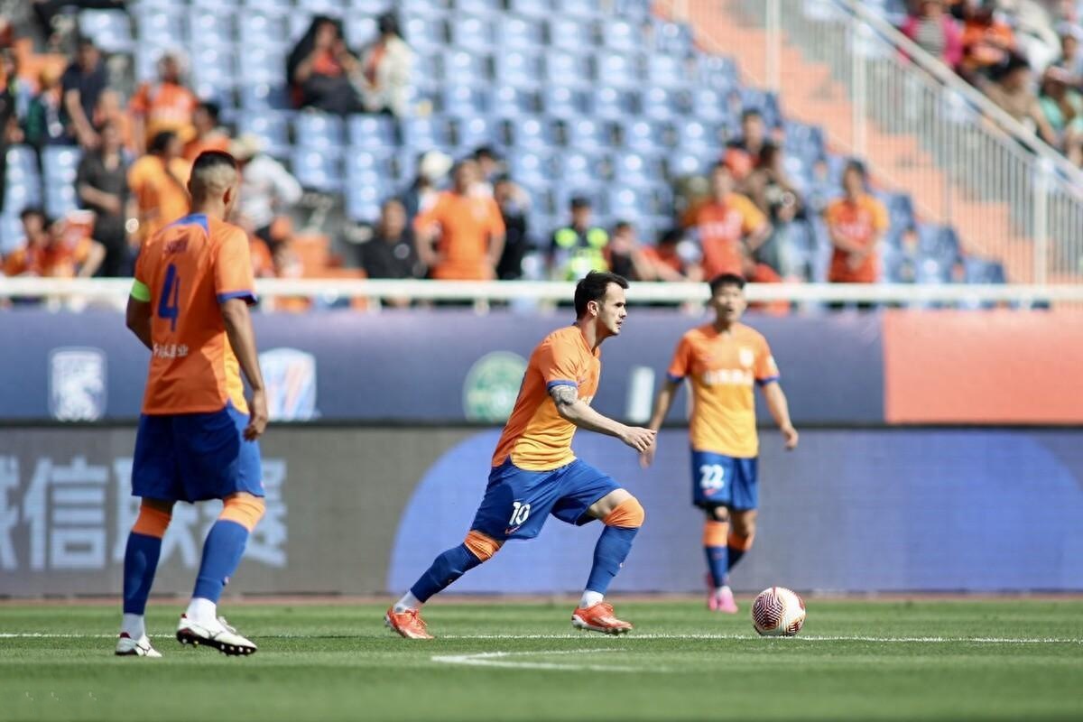 某球队连败，球员集体表现低迷