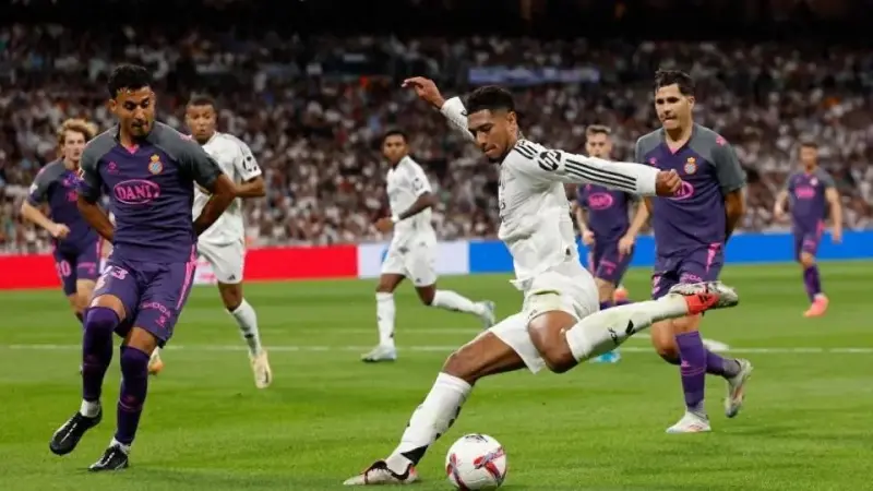 包含小组赛焦点：姆巴佩击败，争议判罚的词条