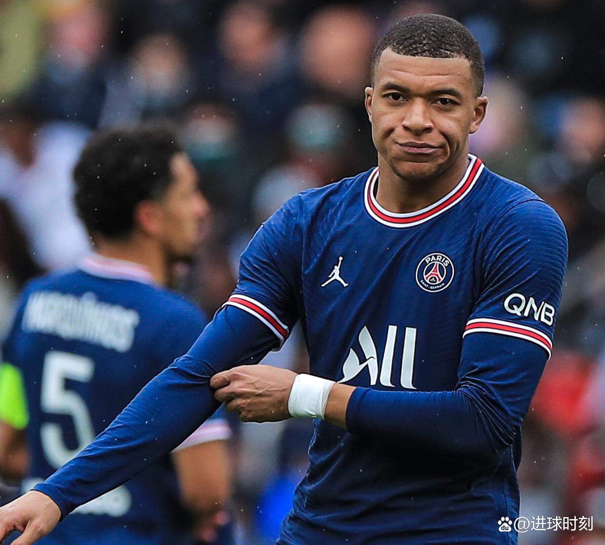 包含小组赛焦点：姆巴佩击败，争议判罚的词条