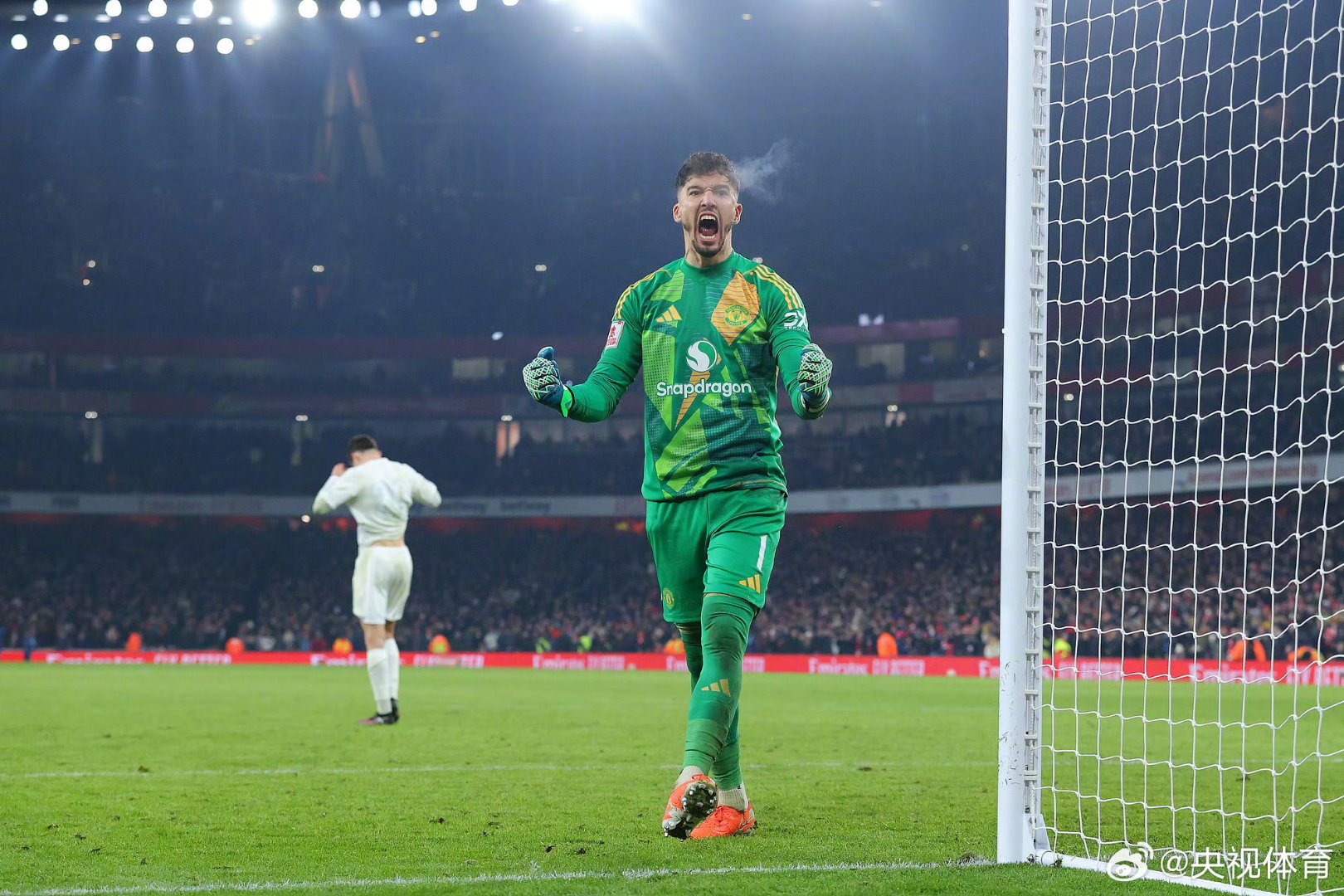 德国门将关键扑出点球保平局