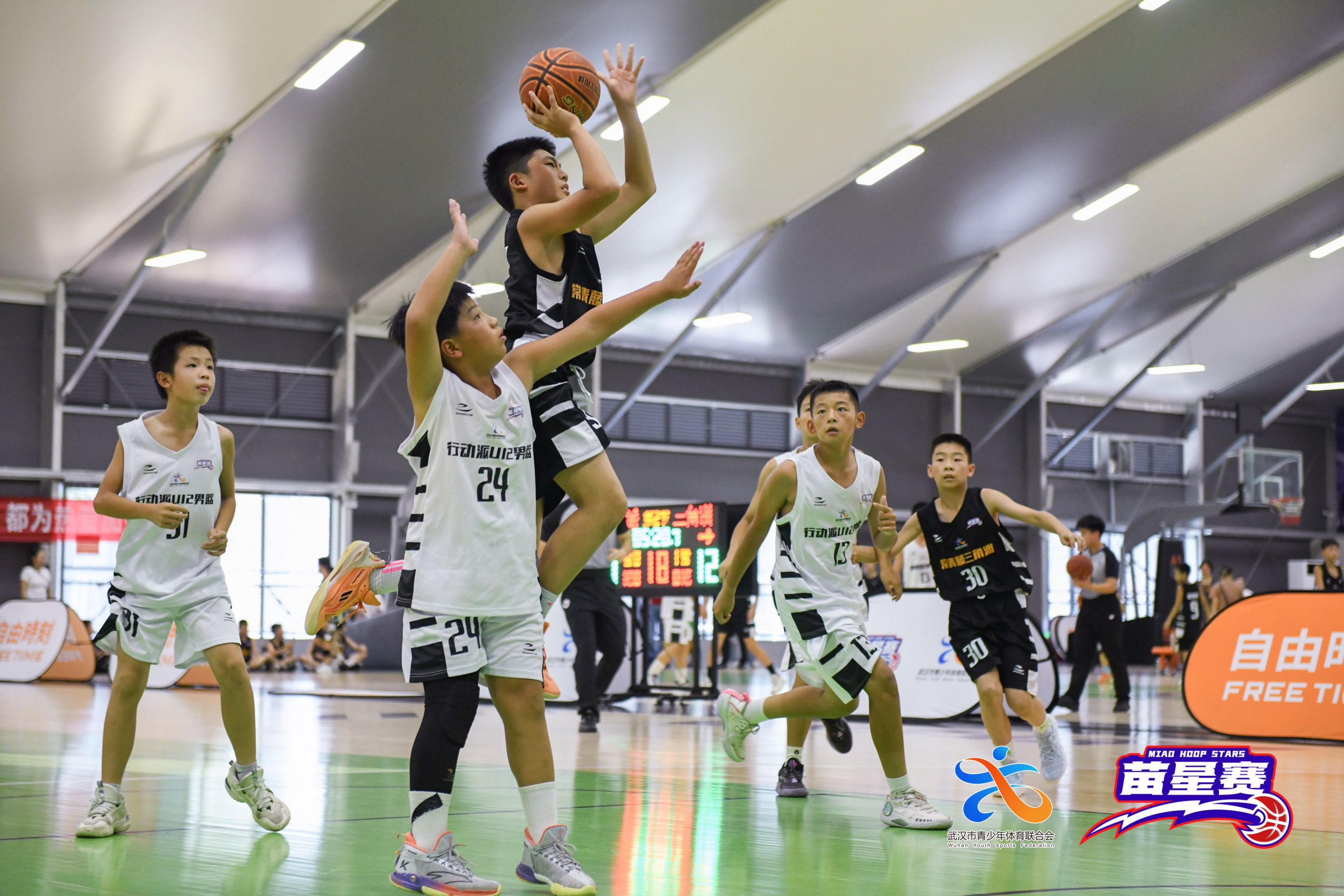 包含弯腰大师“篮球少年”热衷于打造青少年篮球特训营的词条 包含弯腰大师“篮球少年”热衷于打造青少年篮球特训营的词条