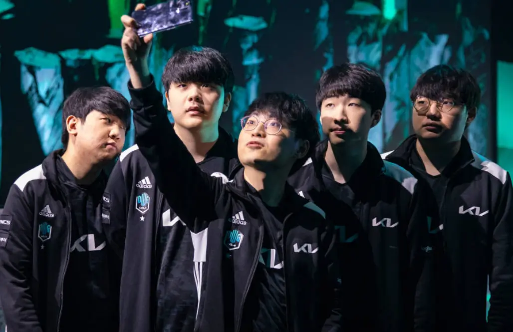 HKA险胜RNG，ShowMaker打出惊人五杀半决赛3:2（上海）