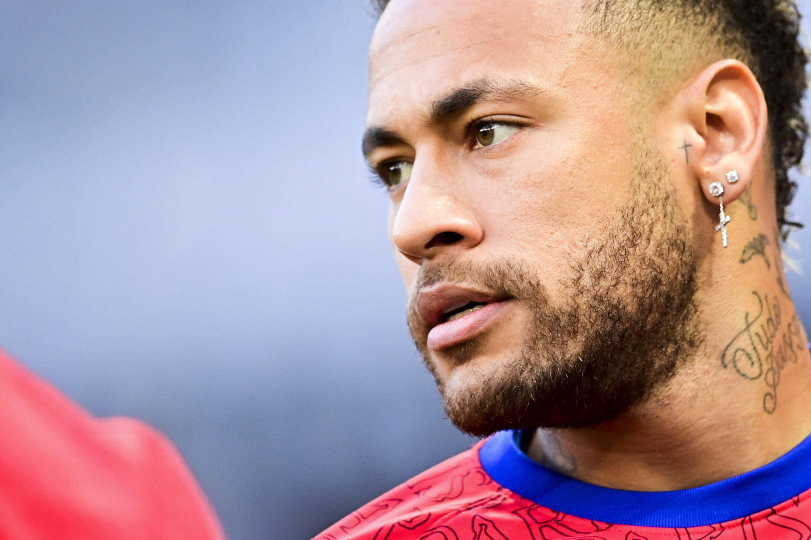 巴黎主场轻松晋级，内马尔梅开纪录的简单介绍