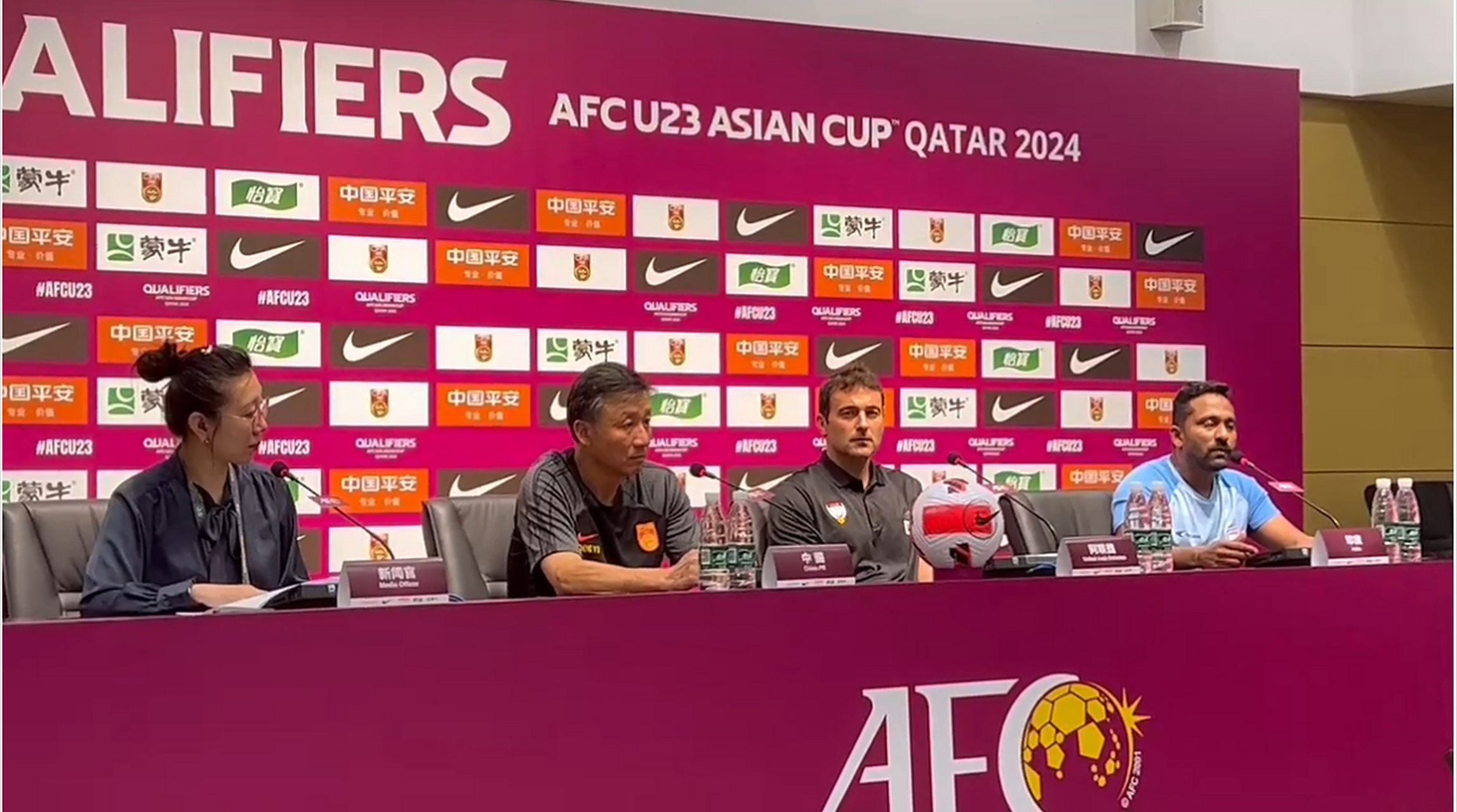 激励球员！教练团队为比赛鼓舞士气