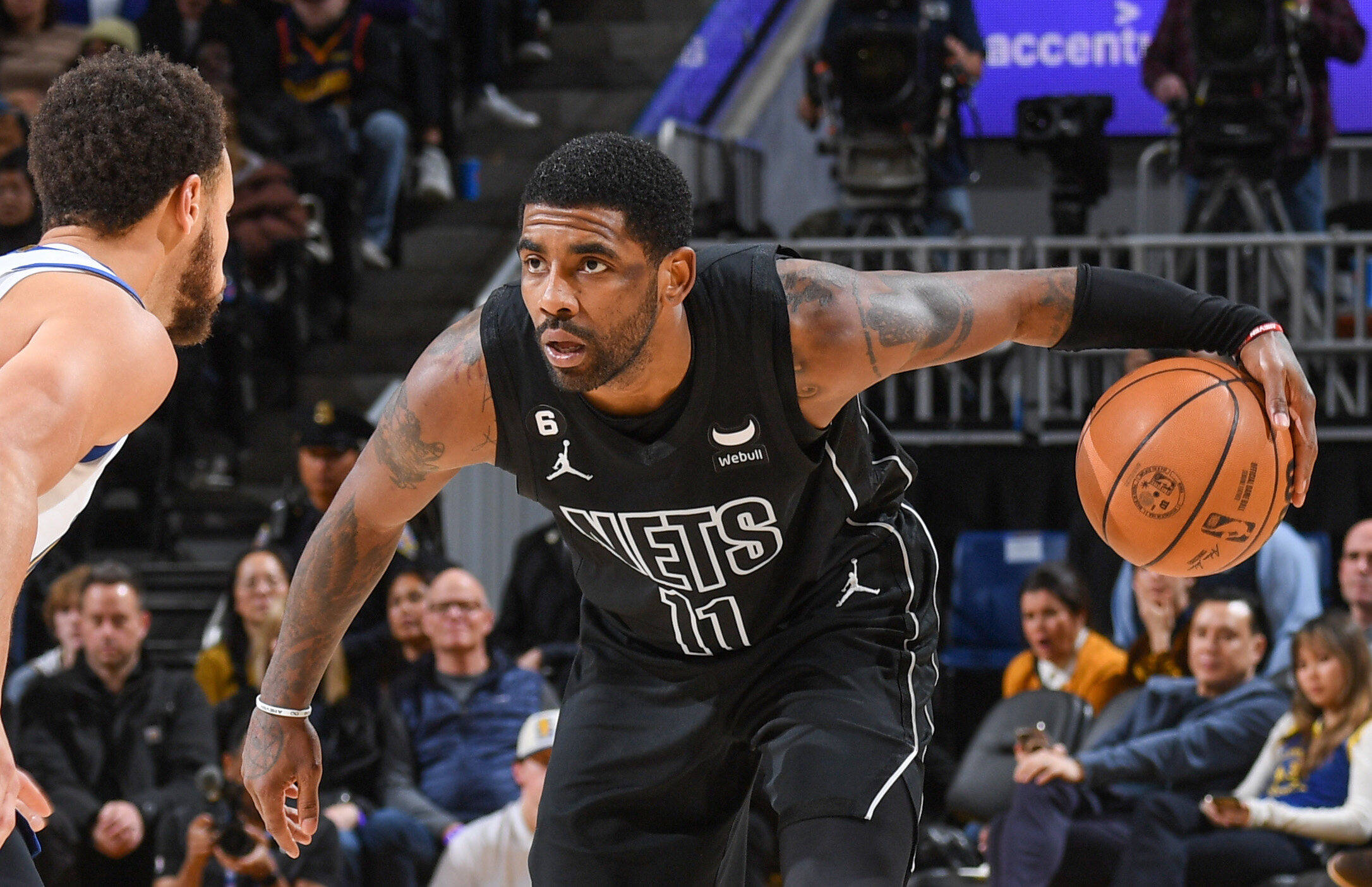 篮网轻松击败老鹰：欧文光线包围，超神表现的简单介绍