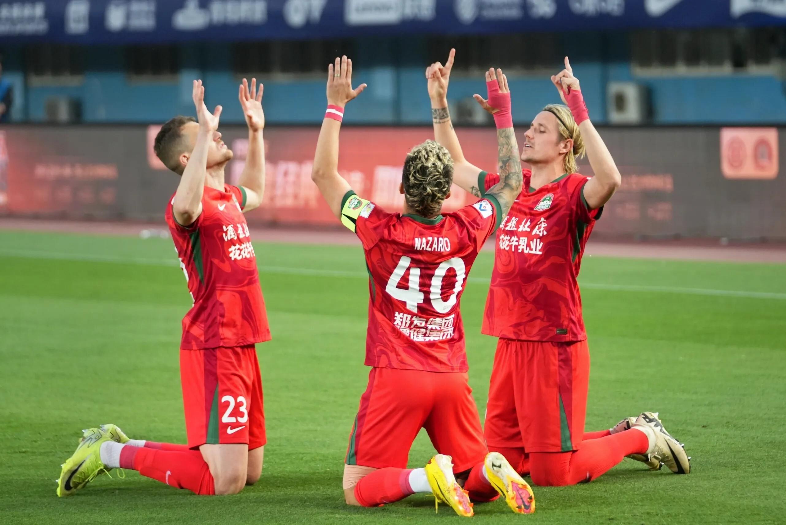 足球巨星表现抢眼，球队信心大增