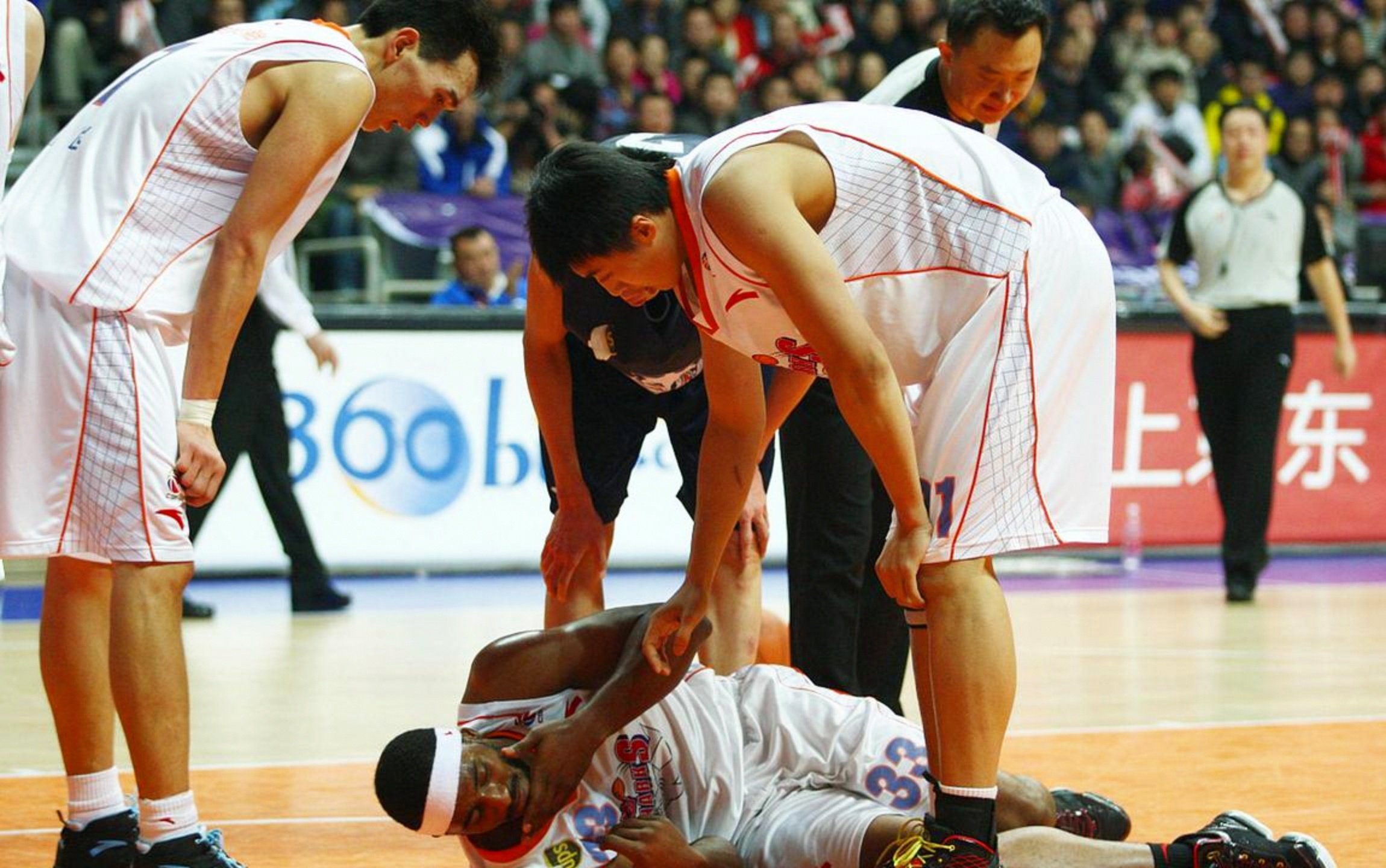 广厦队最后时刻击败黄蜂，克莱在欧冠淘汰赛接管比赛