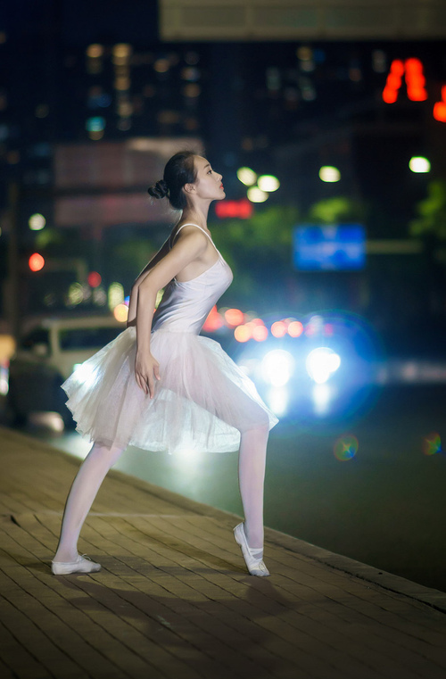 速度与团队的颂歌，F1揭幕战焦点战与比利亚雷亚尔轻取利物浦的双重解析