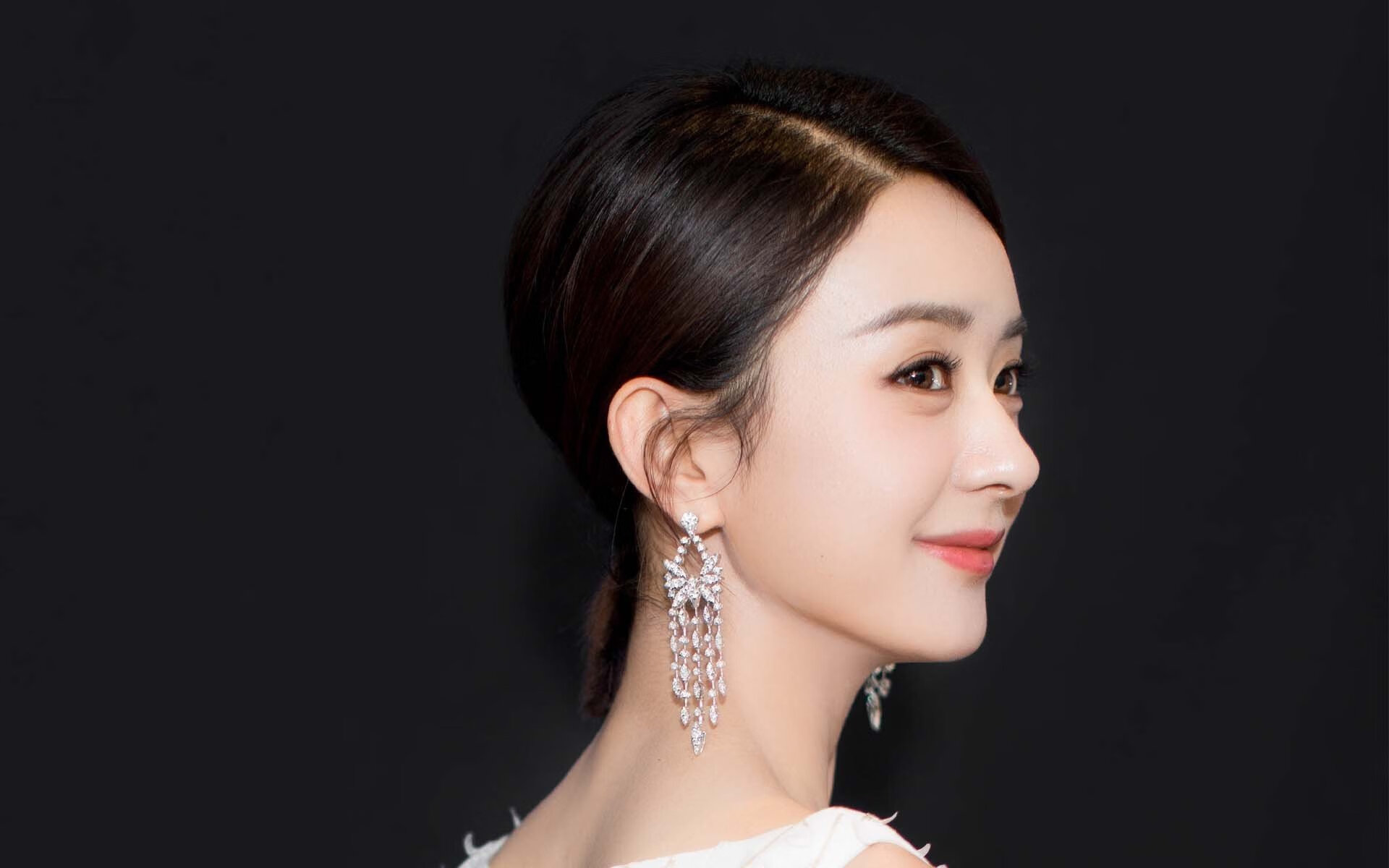 铁血中场,统治绿茵!拜仁对阵希腊一役,卡塞米罗式高能输出如何主宰战局?